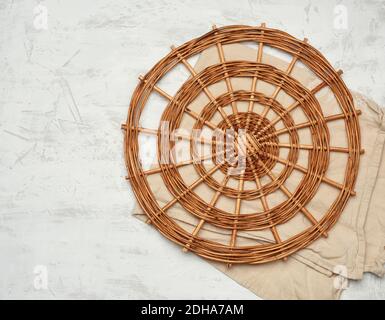 Weidenrunde Vintage-Geschirrregal auf weißem Hintergrund Stockfoto