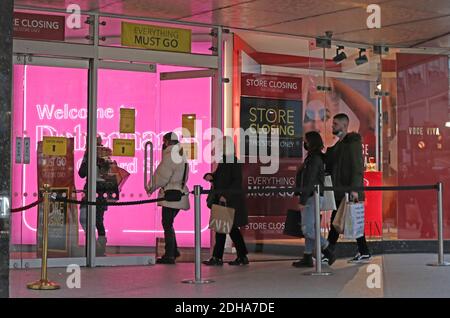 Leute, die Schlange stehen, um Debenhams in der Oxford Street in London zu betreten. Mike AshleyÕs Fraser Group ist daran interessiert, Teile der Arcadia Group zu schnappen, nachdem Sir Philip GreenÕs Retail-Imperium letzte Woche in die Verwaltung stürzte. Stockfoto