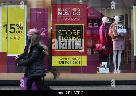 Die Menschen laufen an Debenhams in der Oxford Street in London vorbei. Mike AshleyÕs Fraser Group ist daran interessiert, Teile der Arcadia Group zu schnappen, nachdem Sir Philip GreenÕs Retail-Imperium letzte Woche in die Verwaltung stürzte. Stockfoto