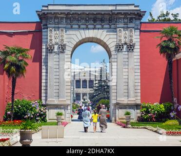 Istanbul, Türkei. Eintritt zum Dolmabahce Palast von den Kaiserlichen Gärten. Stockfoto