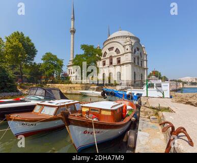 Istanbul, Türkei. Die Dolmabahce Moschee auf dem Bosporus gesehen über Booten im Hafen auf Kabatas Kai neben Moschee. Stockfoto