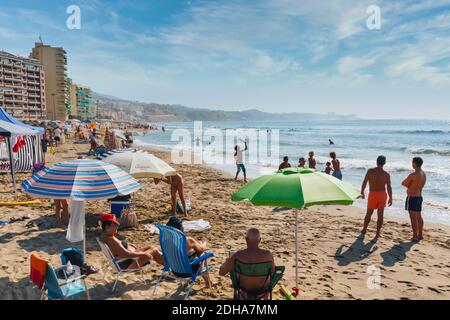 Los Boliches, Fuengirola, Costa del Sol, Provinz Malaga, Andalusien, Spanien. Los Boliches Strand, Blick zurück nach Carvajal. Carvajal und Los Boli Stockfoto