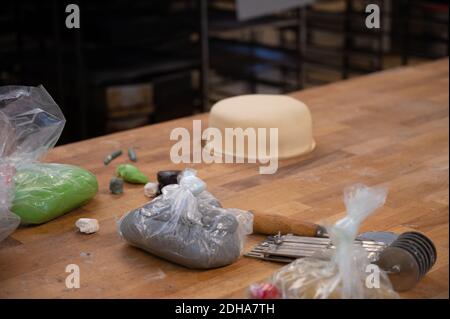 Eine selektive Aufnahme des Backens von Marzipan-Kuchen auf dem Tisch. Dekoration Kuchen in Waagan Bäckerei, Tynset Stockfoto