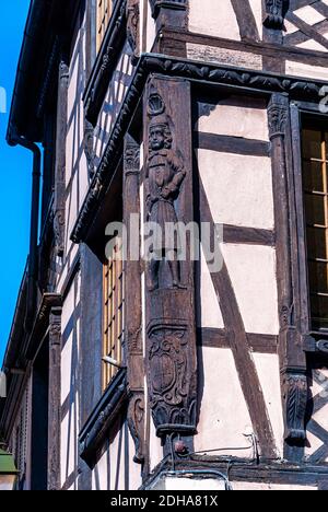 Detail einer Skulptur an der Wand eines Fachwerkhauses in Straßburg im Elsass, Frankreich. Stockfoto
