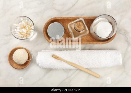 Nachhaltige Toilettenartikel, von oben aufgenommen. Hausgemachte Lotionen, Wattepads, Bambus-Zahnbürste, natürliche Konjac Schwamm und Bambus-Kinderbett Stockfoto