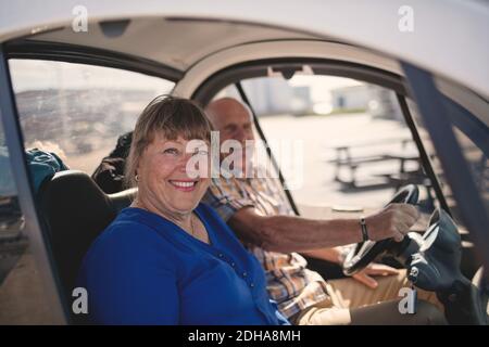 Porträt von lächelnden älteren Frau und Mann genießen Autofahrt An sonnigen Tag Stockfoto