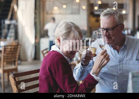 Liebende ältere Mann und Frau genießen Champagner im Restaurant Stockfoto