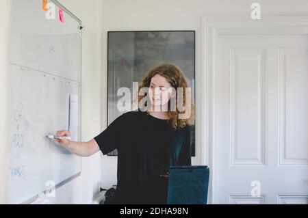 Junge Geschäftsfrau, die Präsentation im kreativen Büro Stockfoto