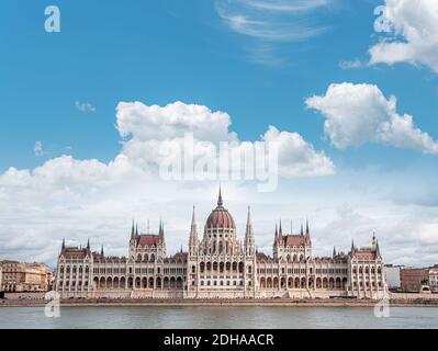 Das ungarische Parlamentsgebäude an einem regnerischen Herbsttag in Budapest, der Hauptstadt Ungarns Stockfoto