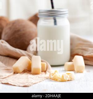 Süßigkeiten weißer Toffee, Karamell-Süßigkeiten, Süßwaren und gesundes Lebensmittelkonzept - Nahaufnahme auf dem Tisch Stockfoto