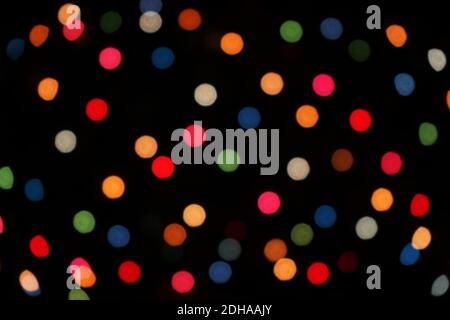 Bunte Weihnachtslichter aus Fokus Hintergrund Stockfoto