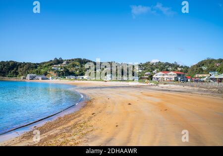 Oban Neuseeland - November 2020; langer kurvender Strand von Half Moon Bay und Dorf auf Stewart Island, Neuseeland. Stockfoto