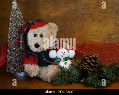 Teddybär mit Schneemann Weihnachtsszene mit Kopierraum Stockfoto