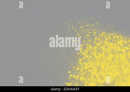 Verschwommenes Gelb funkelt auf dem grauen Hintergrund. Trendige Farben. Gelb und Grau. Demonstration Von Color 2021. Stockfoto