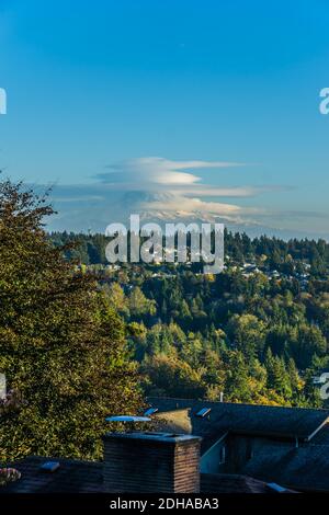 Untertassenförmige Wolken schweben über Mount Rainier im Staat Washington. Stockfoto