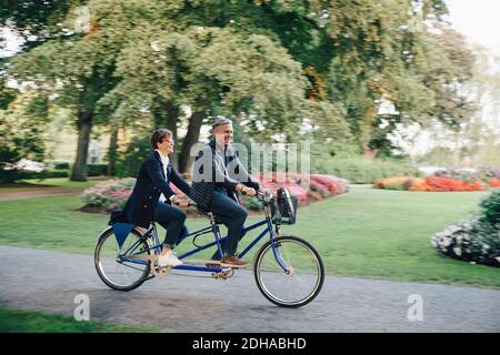 Die ganze Länge der älteren Paar genießen Tandem-Radtour in parken Stockfoto