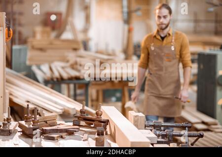 Werkbank mit alten Vintage Schreinerei Werkzeuge und Tischler auf der Hintergrund im Shop Stockfoto