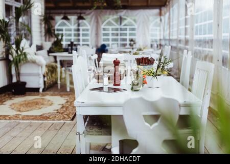 Leerer Stuhl und Tische im Restaurant Stockfoto