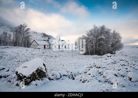 Schneebedeckte Winterlandschaft von Glen Coe in Blackrock Cottage in Scottish Highlands, Schottland, Großbritannien Stockfoto