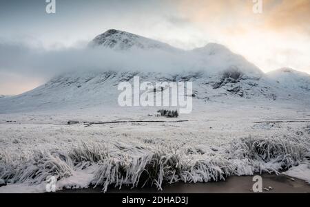 Schneebedeckte Winterlandschaft von Buachaille Etive Mor in Glen Coe in Scottish Highlands, Schottland, Großbritannien Stockfoto