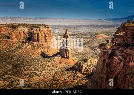 Landschaftlich schöner Blick vom Independence Monument Blick auf den Rimrock Drive, Colorado Stockfoto