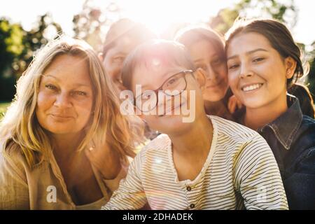 Nahaufnahme eines lächelnden Familienportraits im Park Stockfoto