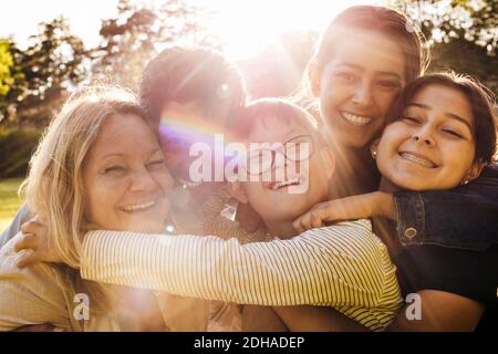 Porträt der liebevollen Familie im Park an sonnigen Tag Stockfoto