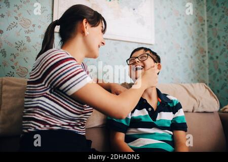 Low-Winkel-Ansicht von glücklichen Bruder und Schwester sitzen auf Sofa zu Hause Stockfoto