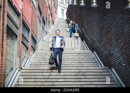 Portrait eines reifen Geschäftsmannes, der Treppen steigt Stockfoto