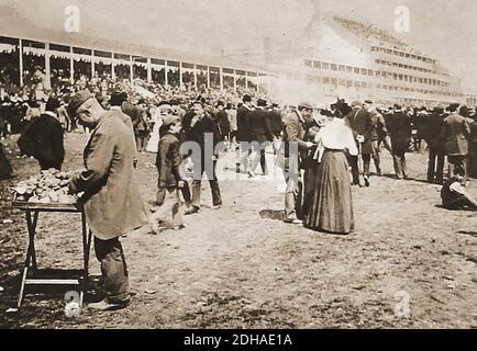 Ein altes Foto, das eine Szene am Derby Day zeigt, in Epsom, England um 1908. Es wurde dann an einem Mittwoch statt, aber später auf einen Samstag verschoben.