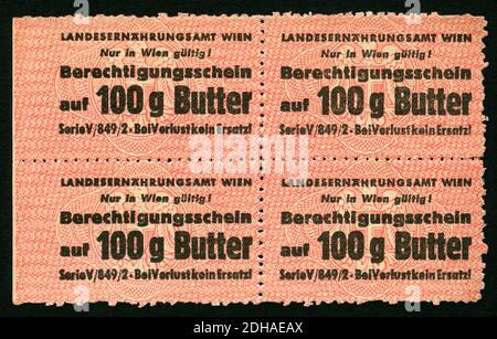 Europa, Österreich, Wien, Zeit nach dem 2. Weltkrieg, Lebensmittelkarte , Handlungsschein für 100 g Butter , herausgegeben vom Landesährungsamt Wien, eventuell Anfang der 1950er Jahre, keine entsprechenden Informationen gefunden, Größe : 10,5 cm x 6,5 cm , Rechte werden nicht vertreten / Europa, Österreich, Wien, Zeit nach dem 2. Weltkrieg , Lebensmittelrationsstempel für 100 Gramm Butter , herausgegeben vom Lebensmittelrationsbüro Wien, wohl Anfang der 1950iger Jahre, keine Angaben, Größe: 10,5 cm x 6,5 cm, es gibt keine Rechte. Stockfoto