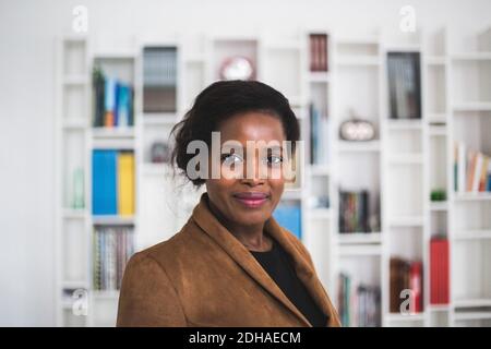 Porträt einer selbstbewussten Architektin, die im Heimbüro steht Stockfoto