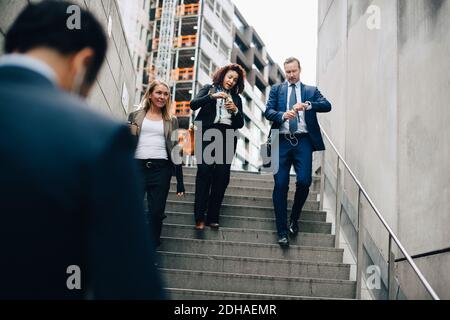 Aus der Perspektive von Kollegen, die sich die Treppe hinunter bewegen Stadt Stockfoto