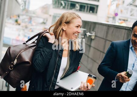 Kippen Sie die Aufnahme von lächelnden, reifen Geschäftskollegen auf der Treppe hinein Stadt Stockfoto