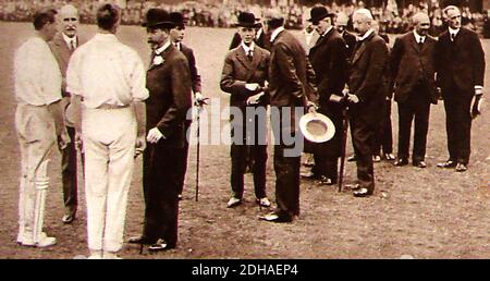 König George V, Edward VIII (damals Prinz von Wales) und der Herzog von York (damals Prinz Albert) treffen Charles Burgess Fry & J WH T Douglas (seine australischen Zwischenhändler nannten ihn "Johnny will Hit Today", oder umgekehrt "Johnny Won't Hit Today") . Die Royals trafen sie auf Lords Cricket Ground in 1914. Lords ist nach seinem Gründer Thomas Lord benannt und gehört dem Marylebone Cricket Club (MCC). 1914 war der hundertste Jahrestag von Lord's und wurde mit einem Spiel zwischen einem MCC südafrikanischen Team und dem Rest gefeiert, in Anwesenheit von König George V. . Stockfoto