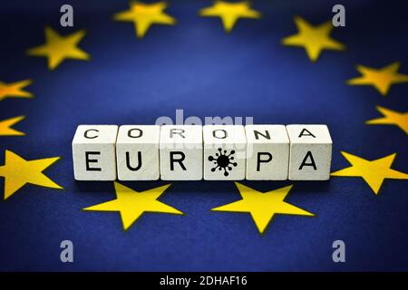 FOTOMONTAGE, Buchstaben bilden die Schriftzüge Europa und Corona auf einer EU-Fahne, Corona-Pandemie in Europa Stockfoto