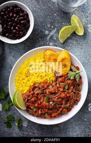 Ropa vieja, Flankensteak mit Reis Stockfoto