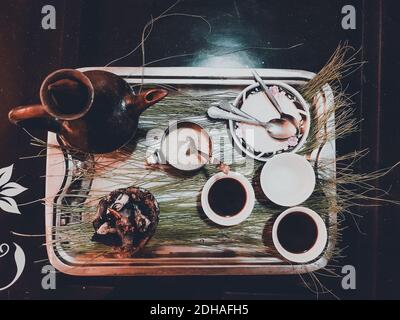 Tasse äthiopischer Kaffee mit aromatischem Weihrauch Stockfoto
