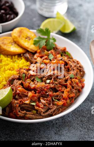 Ropa vieja, Flankensteak mit Reis Stockfoto