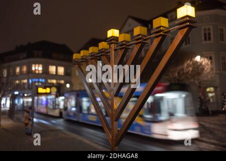 Erfurt, Deutschland. Dezember 2020. Das erste Licht des Chanukka-Lüsters vor dem Erfurter Rathaus leuchtet nach seiner feierlichen Zündung zu Beginn des Jüdischen Lichterfestes. Quelle: Michael Reichel/dpa-Zentralbild/dpa/Alamy Live News Stockfoto