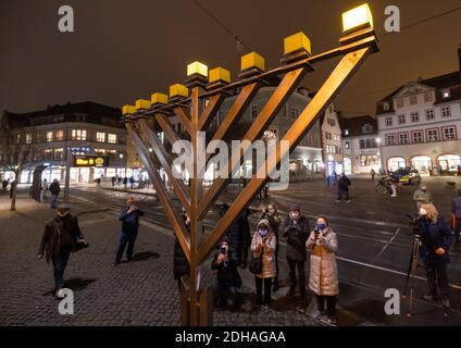 Erfurt, Deutschland. Dezember 2020. Das erste Licht des Chanukka-Lüsters vor dem Erfurter Rathaus leuchtet nach seiner feierlichen Zündung zu Beginn des jüdischen Lichterfestes. Quelle: Michael Reichel/dpa-Zentralbild/dpa/Alamy Live News Stockfoto