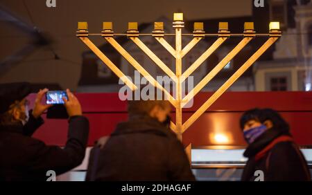 Erfurt, Deutschland. Dezember 2020. Das erste Licht des Chanukka-Lüsters vor dem Erfurter Rathaus leuchtet nach seiner feierlichen Zündung zu Beginn des jüdischen Lichterfestes. Quelle: Michael Reichel/dpa-Zentralbild/dpa/Alamy Live News Stockfoto