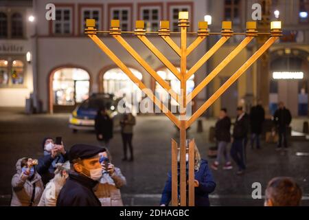 Erfurt, Deutschland. Dezember 2020. Das erste Licht des Chanukka-Lüsters vor dem Erfurter Rathaus leuchtet nach seiner feierlichen Zündung zu Beginn des Jüdischen Lichterfestes. Quelle: Michael Reichel/dpa-Zentralbild/dpa/Alamy Live News Stockfoto