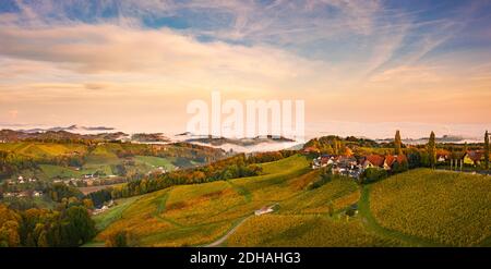 südsteiermark Weinlandschaft, bei Gamlitz, Traubenhügel Blick von Weinstraße im Herbst. Stockfoto