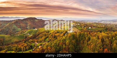 Luftpanorama des Weinbergs auf einer österreichischen Landschaft mit einem kirche im Hintergrund Stockfoto