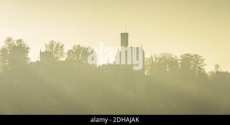 Schloss Lichtenstein auf der Schwäbischen Alb im Herbsthinterlicht, Honau, Gemeinde Lichtenstein bei Reutlingen, Baden-Württemberg, Deutschland. Stockfoto