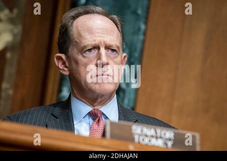 Washington, Vereinigte Staaten Von Amerika. November 2020. Senator der Vereinigten Staaten Pat Toomey (Republikaner von Pennsylvania) (R-PA) fragt US-Finanzminister Steven T. Mnuchin während einer Anhörung der Aufsichtskommission des Kongresses über die "Prüfung von Darlehen an Unternehmen, die für die Aufrechterhaltung der nationalen Sicherheit von entscheidender Bedeutung sind" am Capitol Hill in Washington, DC, Donnerstag, den 10. Dezember 2020.Quelle: Sarah Silbiger/Pool via CNP Quelle: dpa/Alamy Live News Stockfoto