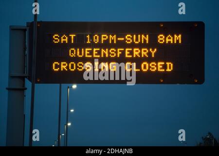 Glasgow, Schottland, Großbritannien. Dezember 2020. Im Bild: Autobahnschild, das Autofahrer anweist, an diesem Wochenende nicht über die Queensferry Crossing zu fahren. Schild zeigt eine Warnung an: „SAT 10PM-SUN 8AM QUEENSFERRY CROSSING CLOSED“ Credit: Colin Fisher/Alamy Live News Stockfoto