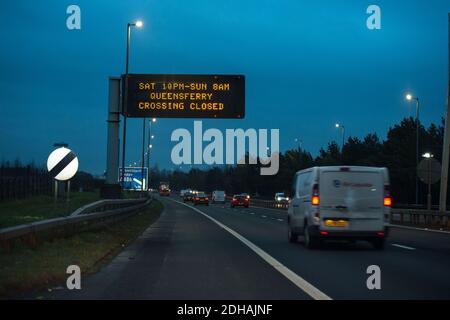 Glasgow, Schottland, Großbritannien. Dezember 2020. Im Bild: Autobahnschild, das Autofahrer anweist, an diesem Wochenende nicht über die Queensferry Crossing zu fahren. Schild zeigt eine Warnung an: „SAT 10PM-SUN 8AM QUEENSFERRY CROSSING CLOSED“ Credit: Colin Fisher/Alamy Live News Stockfoto