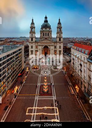 St.-Stephans-Platz und Basilika 2020. Luftbild über den St. Stephen Platz ohne weihnachtsmarkt aufgrund COVID-19. Riesiger weihnachtsbaum in der m Stockfoto